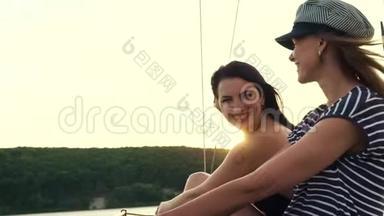 快乐的年轻女子享受日落河上的帆船之旅