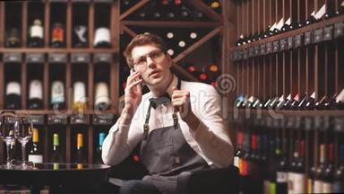 葡萄酒精品店优雅的年轻侍酒师在网上销售