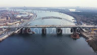 鸟瞰波迪尔斯科-沃斯克雷斯基大桥.. 桥梁<strong>正在施工</strong>中.. 波迪尔斯基地铁大桥。 医生的录像