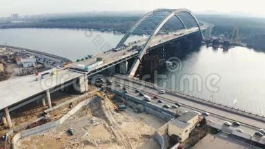 桥梁正在施工中.. 波迪尔斯科-沃斯克雷斯基大桥。 波迪尔斯基地铁大桥。 轨道式鸟瞰图