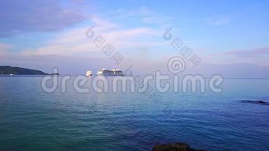 泰国普吉岛巴东湾夏季旅游旺季豪华游艇。