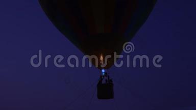 关闭彩色热气球中的丙烷气体燃烧机在地面上空飞行的视频