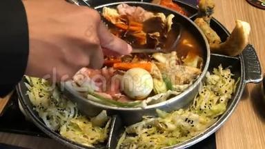 韩国<strong>火锅</strong>`百代吉盖`用黄面汤炖是韩国融合食品结合美<strong>国风</strong>格的面条。