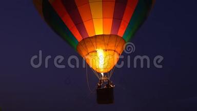 关闭彩色热<strong>气球</strong>中的丙烷气体燃烧机在地面上空飞行的<strong>视频</strong>