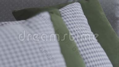 装饰米色和<strong>绿色简约</strong>设计师枕头整齐地躺在沙发上