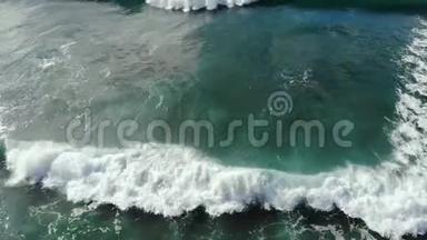 在渐变的蓝色<strong>海水</strong>上，海浪<strong>拍打</strong>的令人印象深刻的鸟瞰图