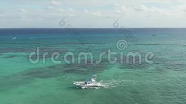 在坎昆附近清澈的加勒比海水中的一艘船上进行的4k空中射击