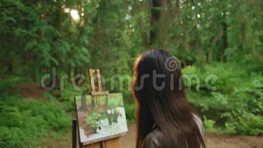 小女孩在公园里画一幅风景油画