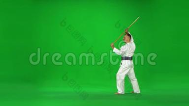 阳刚<strong>剑道</strong>高手在白色和服战士练习武术与竹子博肯在绿色屏幕上。