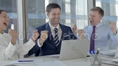 <strong>执行</strong>公务人员在办公室桌上使用笔记本电脑和两种时尚庆祝<strong>活动</strong>