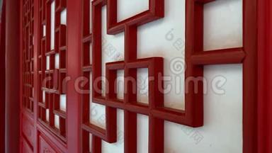 中国风格的红色木制雕刻装饰门，亚洲传统装饰家居、墙壁和门