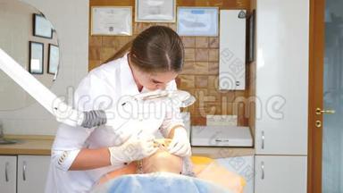 整容的概念。医学美容中心的妇女接受嘴唇增强手术。戴手套的美容师美容