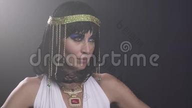 她的脸上挂着许多珠宝和傻笑，是一个<strong>传奇</strong>的埃及艳后