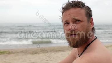 一个在大海背景上留着胡子的家伙正在用一把<strong>木梳</strong>梳理他的胡子.. 4公里视频