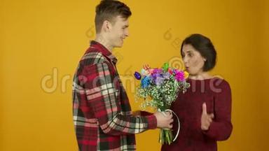 微笑的年轻人向母亲献花