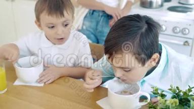 两个小男孩在厨房吃月饼做早餐