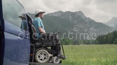 4k分辨率视频：一个坐轮椅的人在电动电梯专用车<strong>上下</strong>车