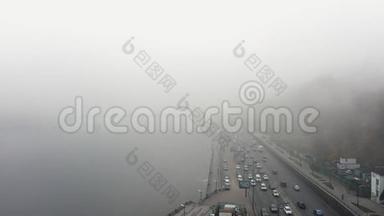 一座雾蒙蒙的城市.. 城市交通，鸟瞰图