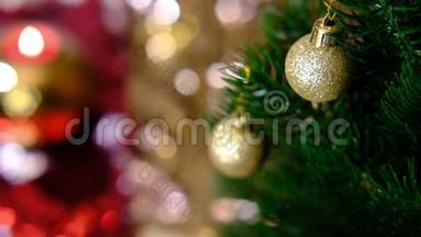 金色的球，圣诞树上的玩具随风摇摆。 <strong>新年</strong>和圣诞节的魔术<strong>视频</strong>，演讲，音乐v
