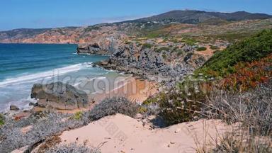 4K观可爱的普拉亚做阿巴诺旅游海滩周围的沙丘。 大西洋海岸线。 葡萄牙卡斯卡斯