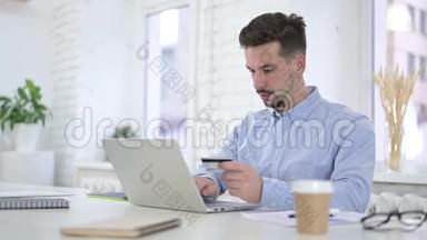 网上购物成功，男子在桌面上进行网上支付