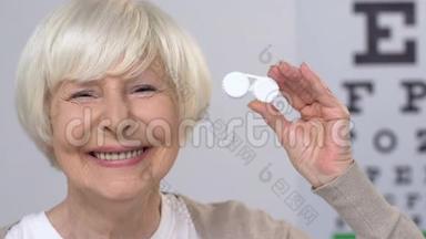 微笑的老年妇女显示隐形眼镜，病人推荐，视力问题