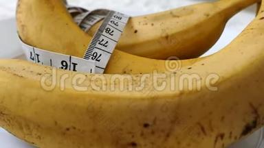 香蕉和360旋转支架上的卷尺、香蕉和减肥香蕉