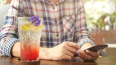 4K. 人们在咖啡店使用移动智能手机，在屏幕上使用手指触摸和<strong>滑动</strong>、<strong>滑动</strong>、滚动手势。