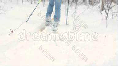 滑雪者在雪地里