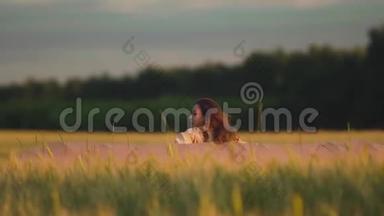 有翅膀的女孩在夏天的田野上奔跑，想起飞，后视。 女孩<strong>梦</strong>想<strong>飞翔</strong>