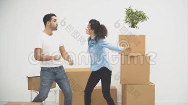年轻夫妇一起搬到了一间新公寓。 他们在<strong>跳</strong>舞，玩小丑。 妻子<strong>跳入</strong>丈夫体内