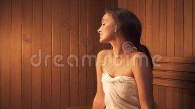 小女孩坐在汗蒸室做护肤