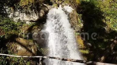 一条美丽的瀑布流过森林里的岩石。 带瀑布声音的视频..