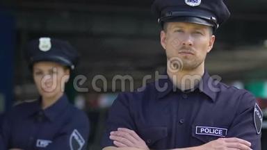 年轻的职业警察男女在镜头前合影，民事警务职责