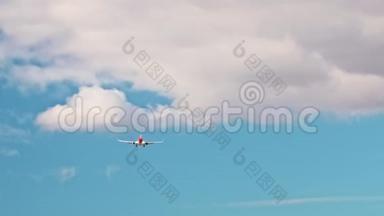 红色喷气式飞机随着底盘的释放飞越天空。 云云