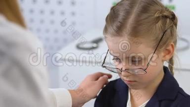女眼科医生安慰戴坏眼镜的女学生，处方