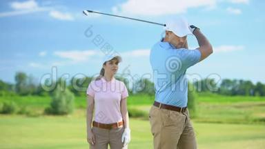穿运动装的男士击球女伴为高尔夫球比赛的<strong>胜利</strong>、运动而<strong>欢呼</strong>