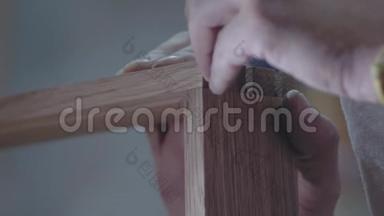 木匠€™用木刀在木制品上用燕尾工艺做手工标记。 4k. 4k录像。