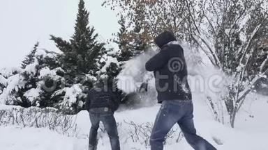在冬天降雪的时候，男人会慢慢地向对方扔雪。 男人到处乱搞。 乐趣和乐趣