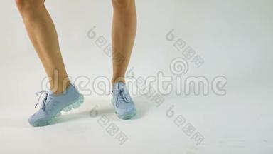 近景现代蓝色女<strong>运动鞋</strong>灰色背景，<strong>运动鞋</strong>，保健概念