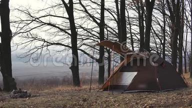 一个快速建造系统的旅游帐篷，棕色。 没有人。 文本的地方。 秋天早晨在森林里沉闷的暗调