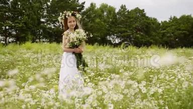 可爱的少女，穿着白色连衣裙，头上戴<strong>花环</strong>，花束在鲜<strong>花草</strong>地上。
