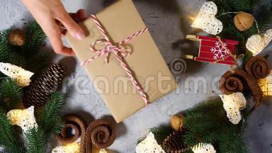 圣诞礼物被扔给其他节日玩具。 附近有松树和云杉枝、小雪橇、锥和坚果