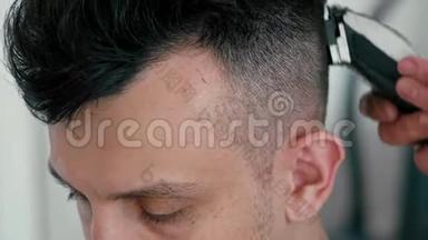 在美发沙龙里，男人的脸被极端地贴着。 理发师用剪刀剪头发