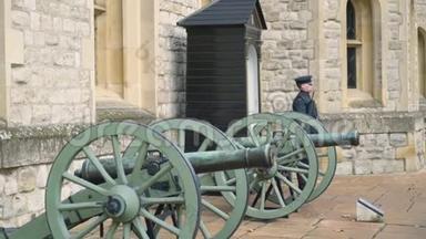 博物馆入口处的旧大炮。 行动。 旧的带有木轮的小型火炮站在