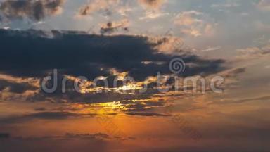 令人惊叹的海景日落。 太阳落山地平线，乌云密布，夜幕降临，夜幕降临。 在卡普里岛的一天结束