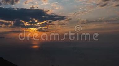 令人惊叹的海景日落。 太阳落山地平线，乌云密布，夜幕降临，夜幕降临。 在卡普里岛的一天结束
