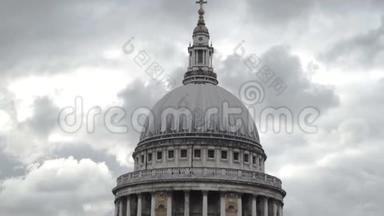 <strong>欧洲建筑</strong>建筑的大教堂，穹顶背景多云的天空。 行动。 白色的大圆顶