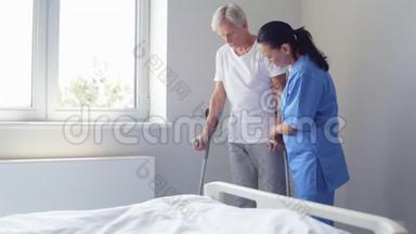 积极的护士帮助老人拄着拐杖走路