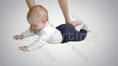 婴儿趴在他的肚子上，抱着他的头，阿尔法通道